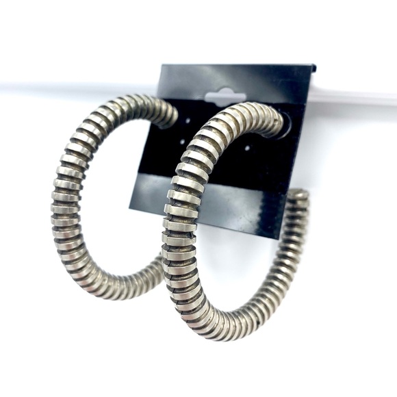 🤘🏼🖤 Hoop Ear Rings - Picture 2 of 8